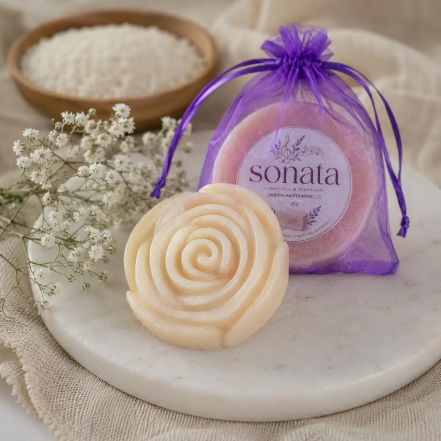 Jabón de arroz Sonata en forma de rosa con bolsa de organza lila