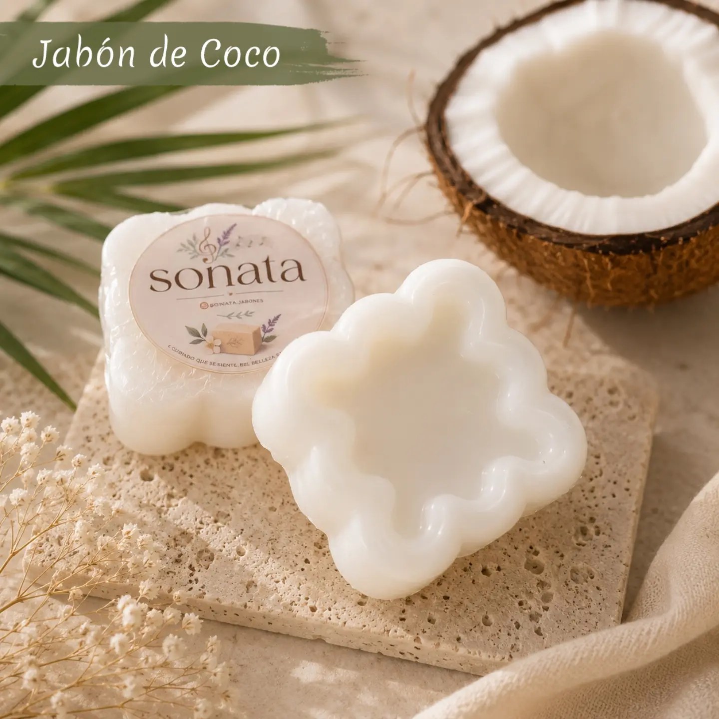 Jabón de coco Sonata junto a un coco abierto
