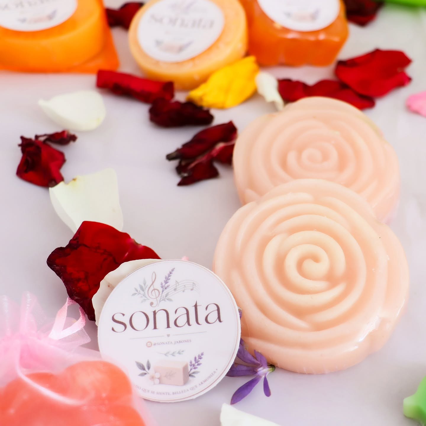 Jabones Sonata en forma de rosa color durazno entre pétalos