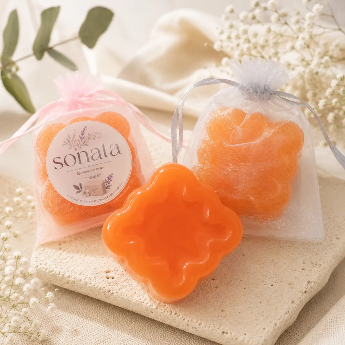 Jabones Sonata en bolsas de organza sobre piedra