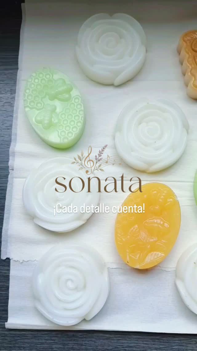 Jabones Sonata en forma de rosa y panal recién desmoldados