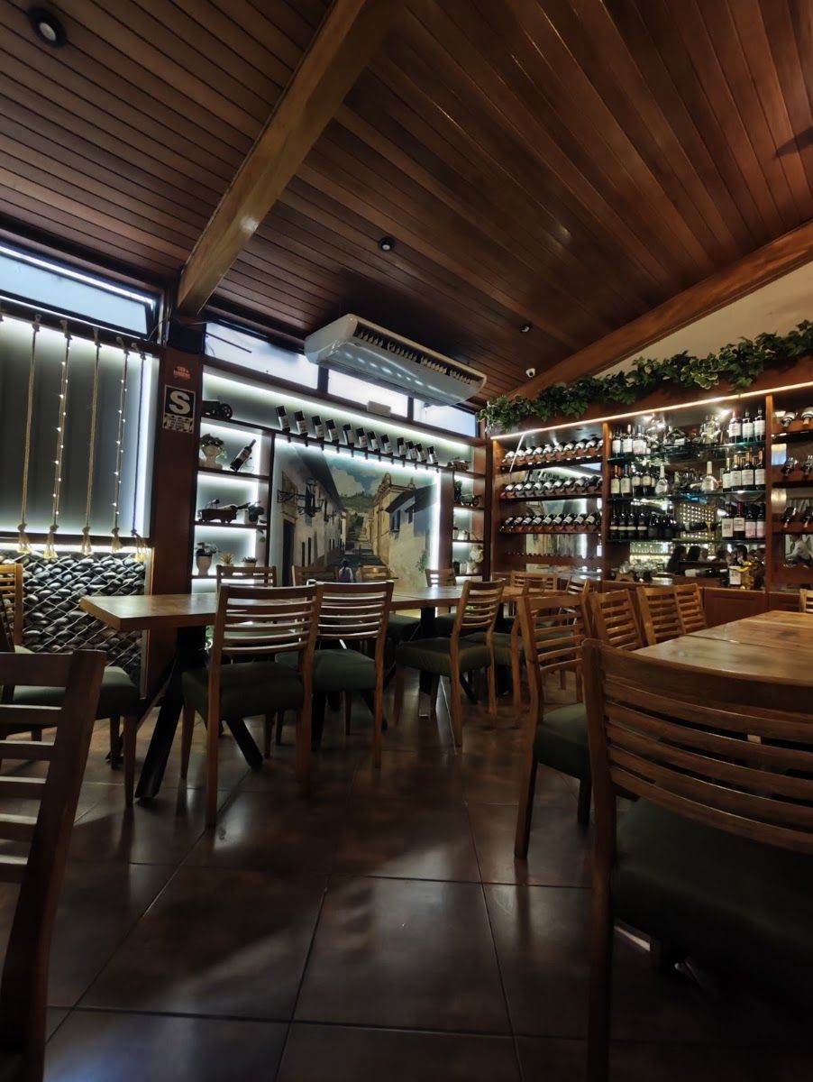 Salón de madera y vinos — Trattoria El Bambino