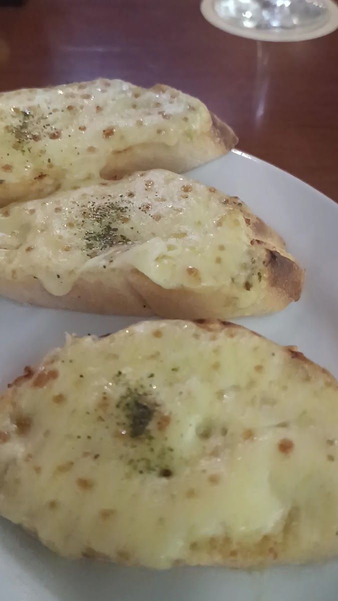 Pan al ajo gratinado — Trattoria El Bambino