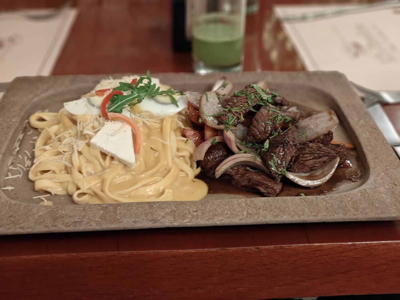 Fettuccine con carne salteada — Trattoria El Bambino