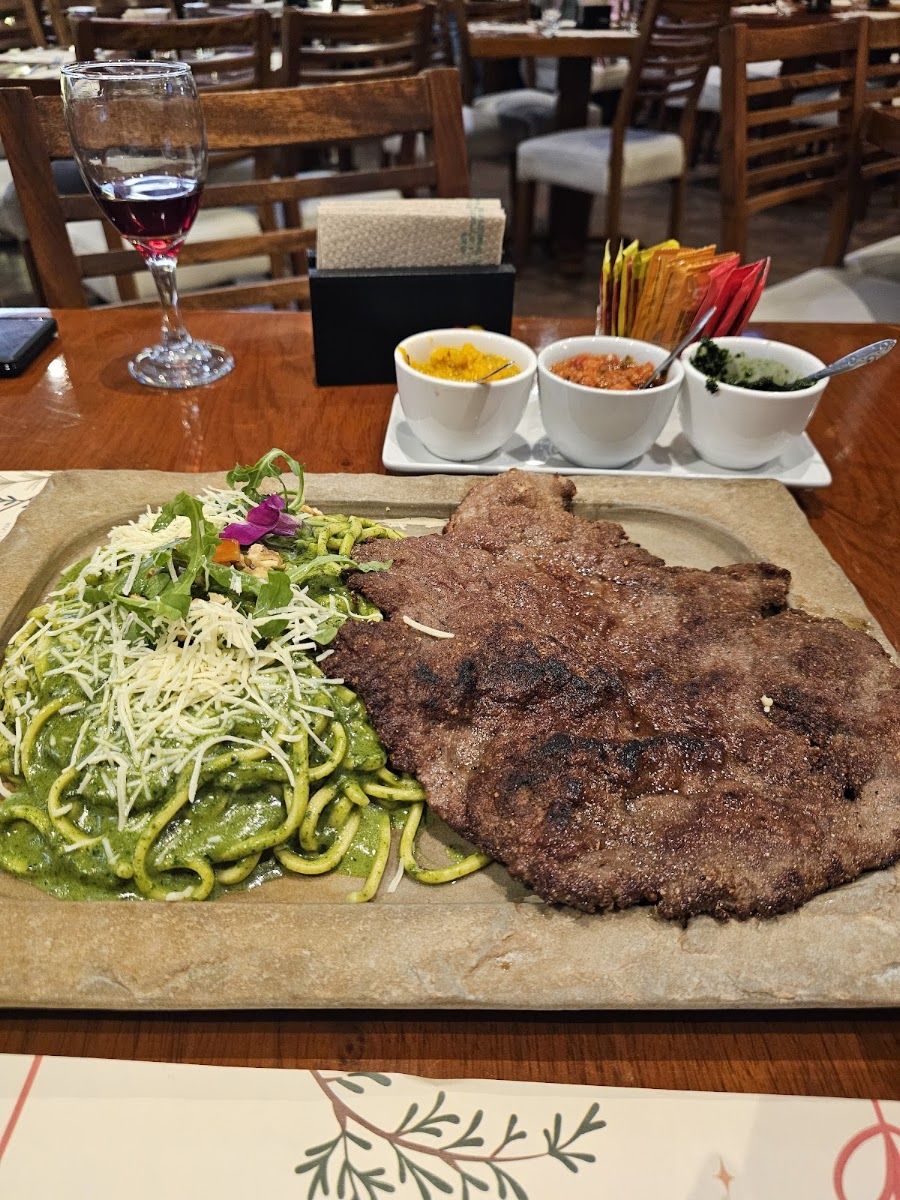 Carne a la plancha con pasta verde — Trattoria El Bambino