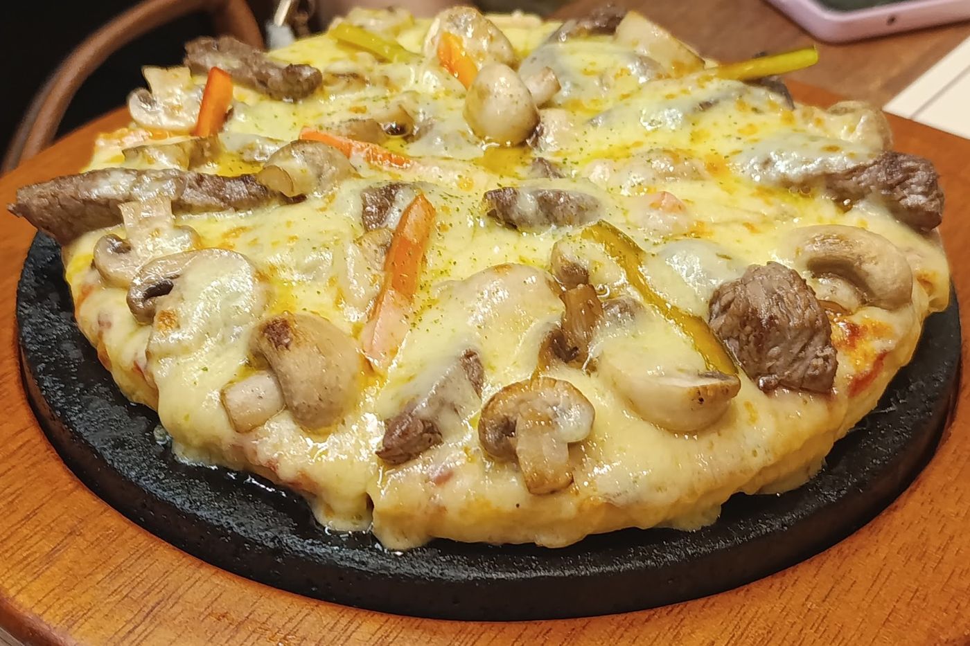 Pizza con champiñones gratinada — Trattoria El Bambino