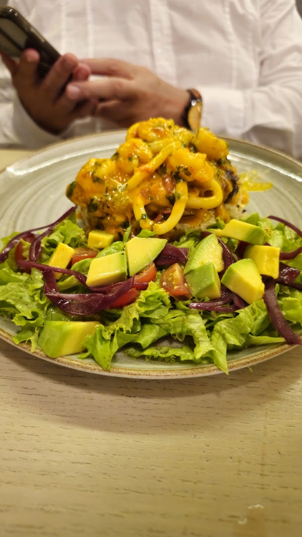 Ensalada con calamar y aguacate — Zaitún Caribe