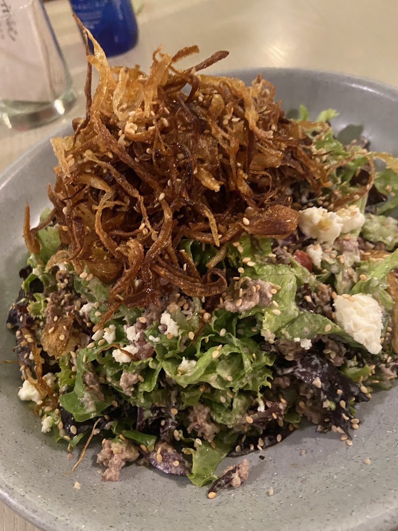 Ensalada con cebolla crocante